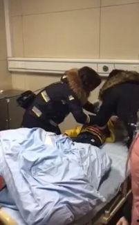 一个小孩上大人的视频,小孩模仿大人日常生活的趣味瞬间